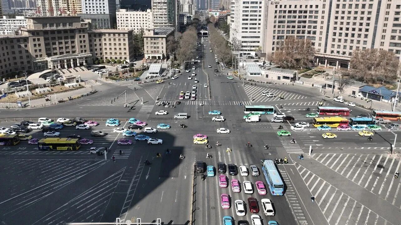 這里的交警N多操作，主打一個“暢通無阻”