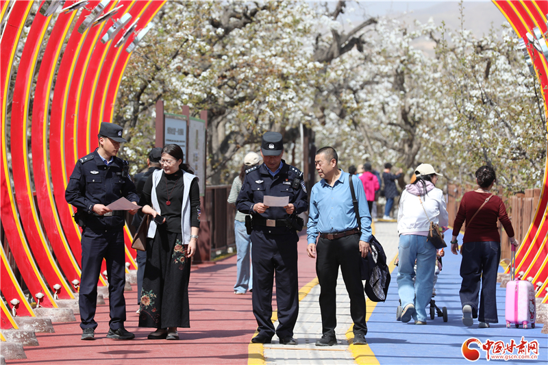 春動(dòng)隴原丨萬(wàn)畝梨花綻芬芳 藏藍(lán)守護(hù)伴春光